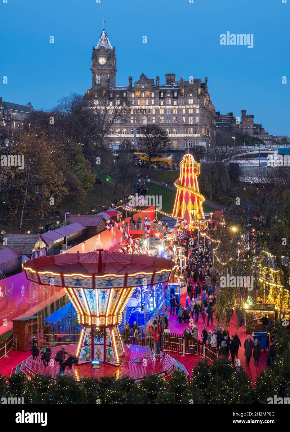 Vista del tradizionale mercato di Natale in serata a Princes Street Gardens, Edimburgo, Scozia, Regno Unito Foto Stock
