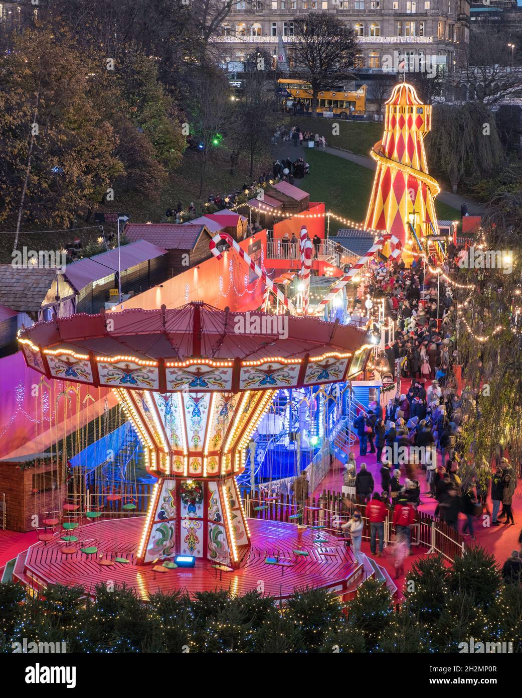 Vista del tradizionale mercato di Natale in serata a Princes Street Gardens, Edimburgo, Scozia, Regno Unito Foto Stock