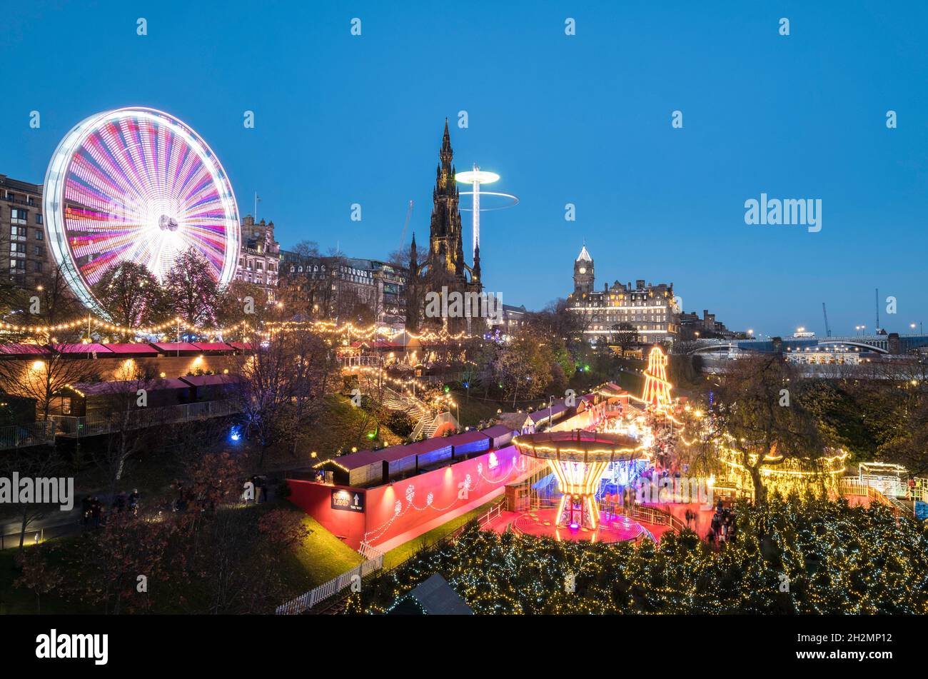 Vista del tradizionale mercato di Natale in serata a Princes Street Gardens, Edimburgo, Scozia, Regno Unito Foto Stock