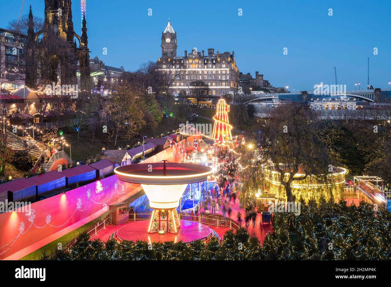 Vista del tradizionale mercato di Natale in serata a Princes Street Gardens, Edimburgo, Scozia, Regno Unito Foto Stock