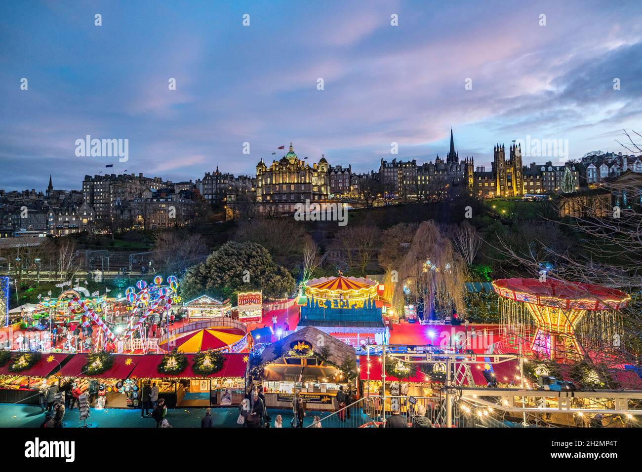 Vista del tradizionale mercato di Natale in serata a Princes Street Gardens, Edimburgo, Scozia, Regno Unito Foto Stock
