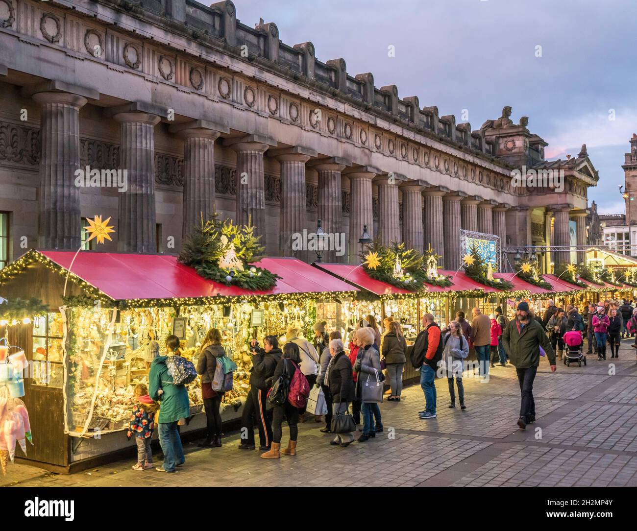 Vista del tradizionale mercato di Natale in serata a Princes Street Gardens, Edimburgo, Scozia, Regno Unito Foto Stock