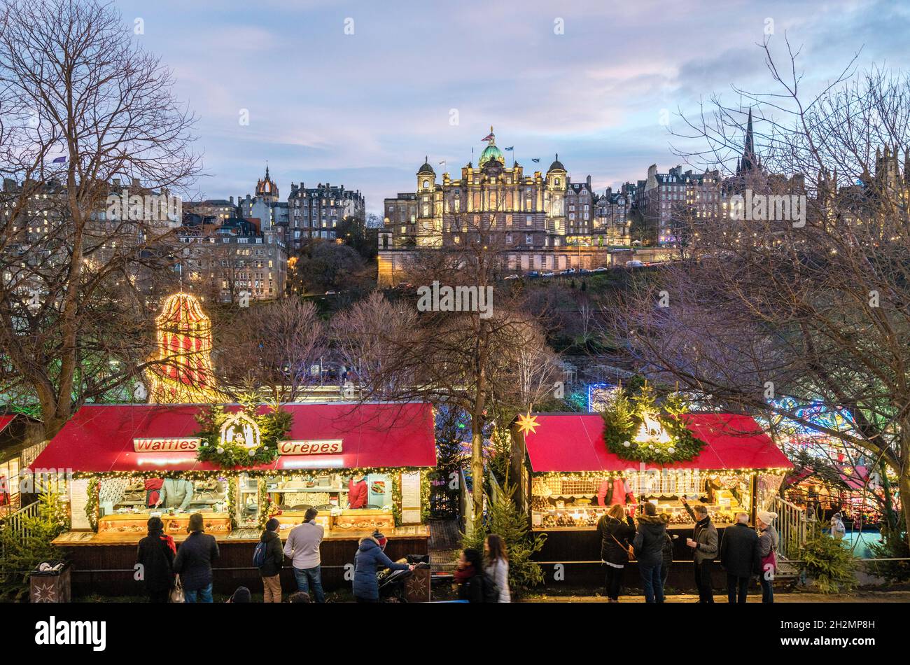Vista del tradizionale mercato di Natale in serata a Princes Street Gardens, Edimburgo, Scozia, Regno Unito Foto Stock
