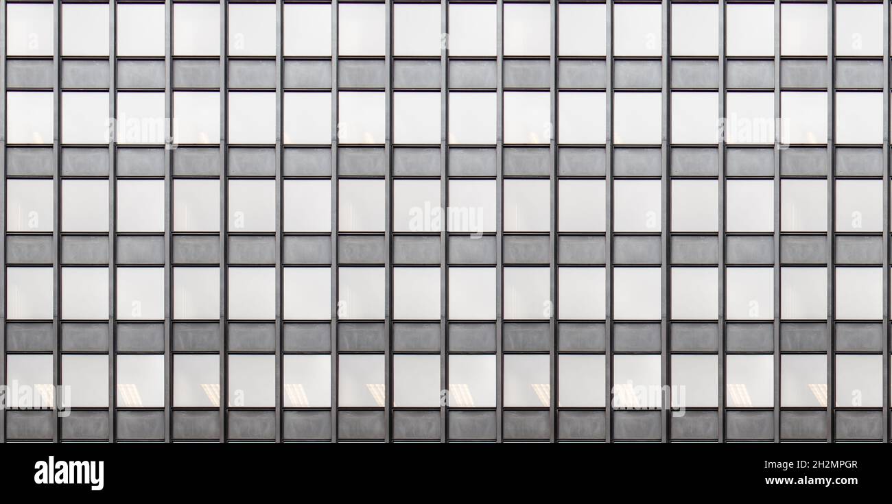 Alto edificio con facciata in vetro. Moderno grattacielo per ufficio esterno tenda parete sfondo. Architettura del quartiere degli affari della città Foto Stock