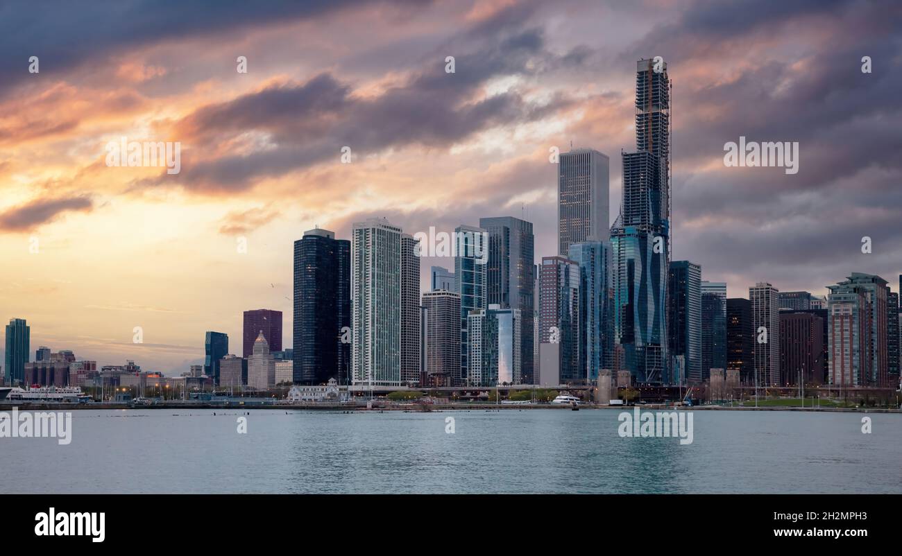 Skyline di Chicago, Illinois, ora del tramonto. Alti edifici fronte mare della città di Chicago, cielo nuvoloso sullo sfondo. Paesaggio urbano in centro. USA Foto Stock