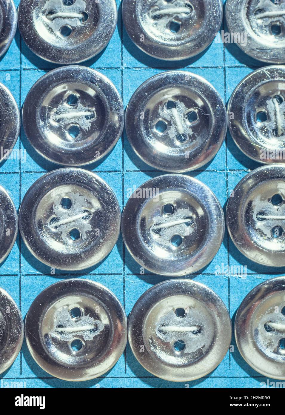 Vecchi bottoni di latta su una scheda pulsante retrò Foto Stock