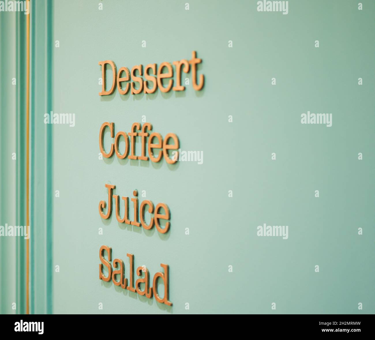 Dessert caffè succo insalata ottone colorato 3d pareti lettere con sfondo ciano Foto Stock