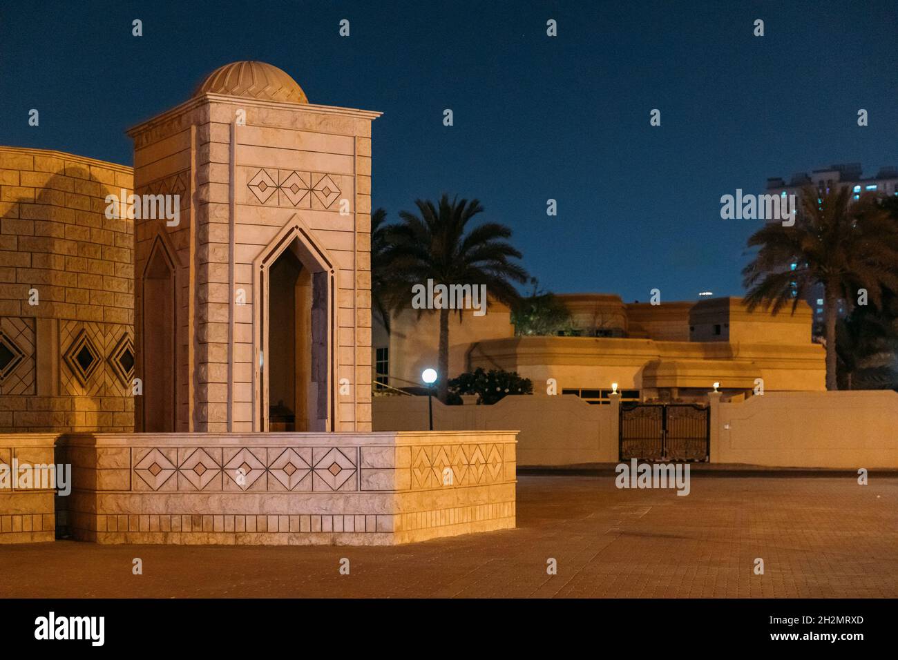 Vista notturna della moschea di al Remeila ad Ajman, Emirati Arabi Uniti. Dettagli Foto Stock