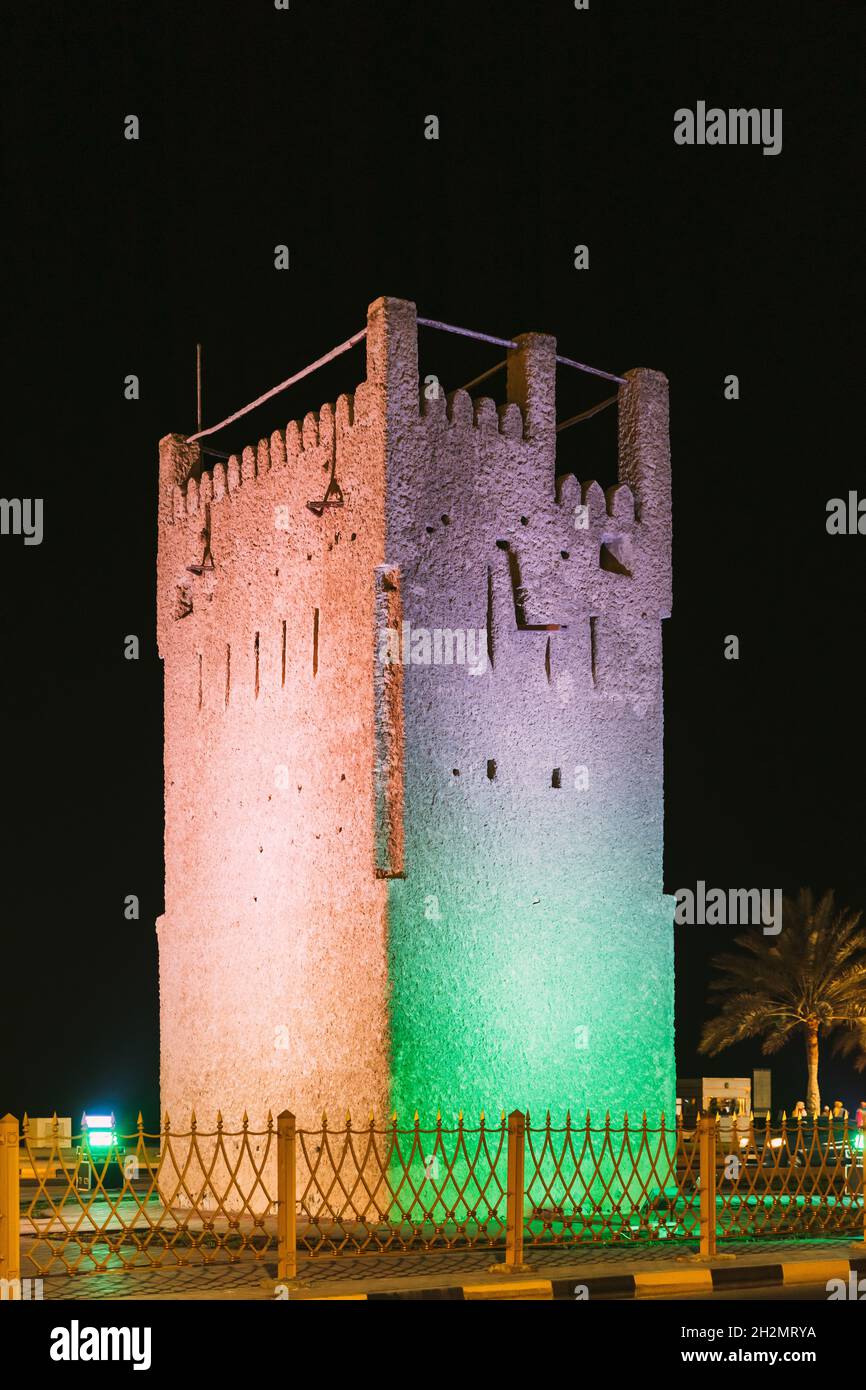 Vista notturna della vecchia pietra AlMurabbaa Watchtower di Ajman. Dettagli primo piano. Famoso punto di riferimento Foto Stock