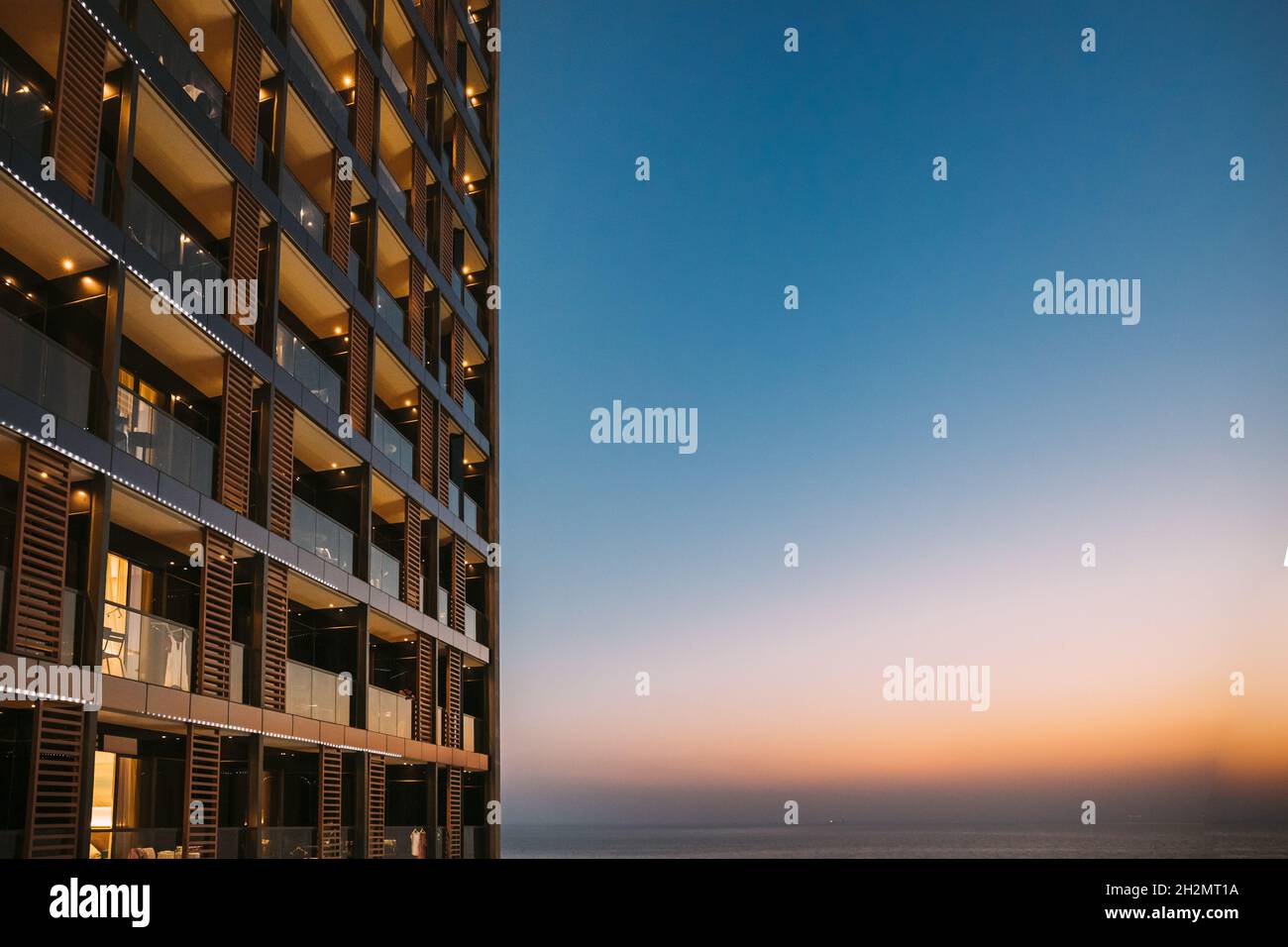 Edificio dell'Hotel al Tramonto. Architettura urbana di UAE Resort Città di Ajman Foto Stock