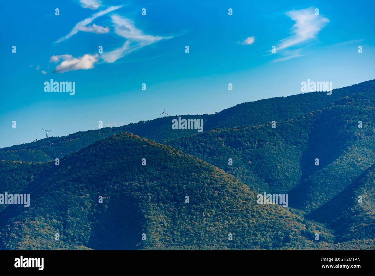 Generatori di turbine eoliche in montagna Foto Stock