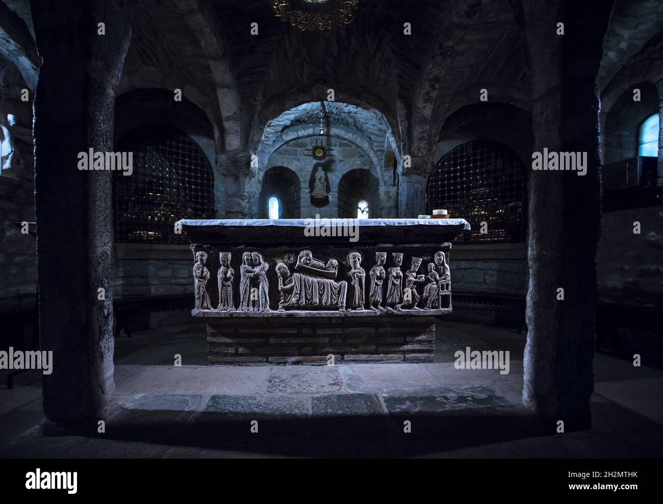 Tomba di San Ramon all'interno della cripta della chiesa romanica Roda de Isabena raffigurante l'annunciazione, la visita, l'adorazione dei Magi. Aragona. Spagna. Foto Stock