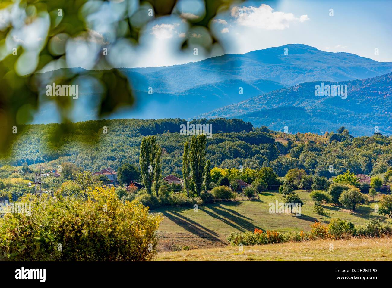 Colorato paesaggio di montagna autunnale con lunghe ombre pomeridiane Foto Stock