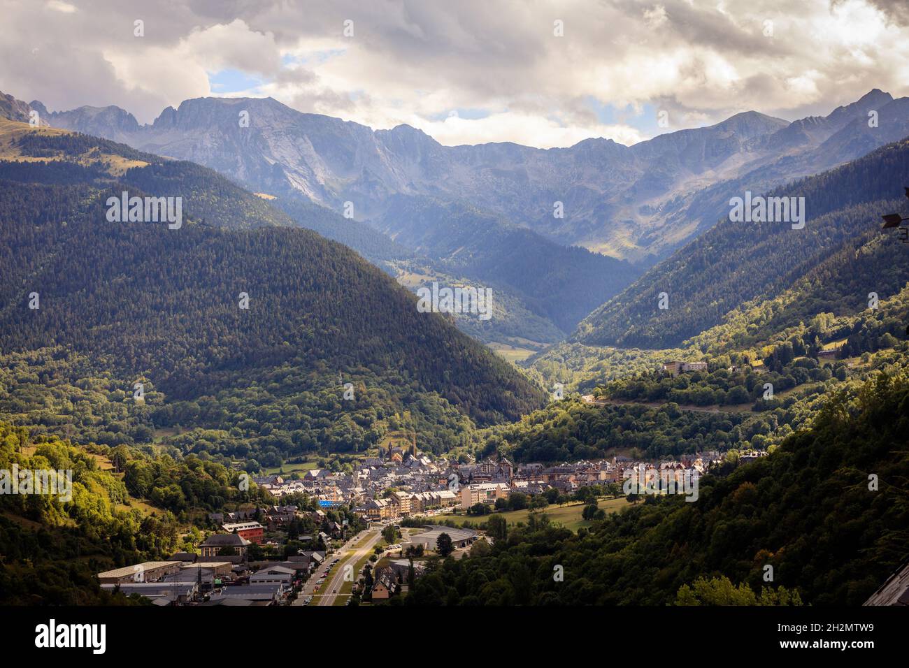 Vielha un villaggio nella Valle dell'Aran, in Catalogna. Spagna. Le vicine piste di Baqueira Beret sono molto popolari in inverno per gli sport invernali. Foto Stock