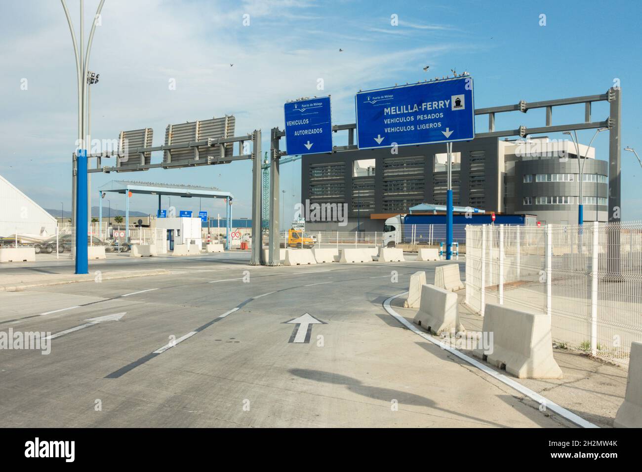 Ingresso al porto di Malaga per prendere il traghetto per Melilla, Andalusia, Spagna. Foto Stock