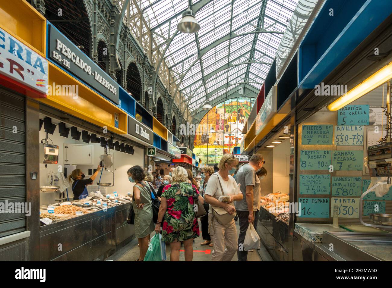 Interno di Atarazanas, mercato coperto con chioschi di vendita di pesce a Malaga, Andalusia, Spagna. Foto Stock