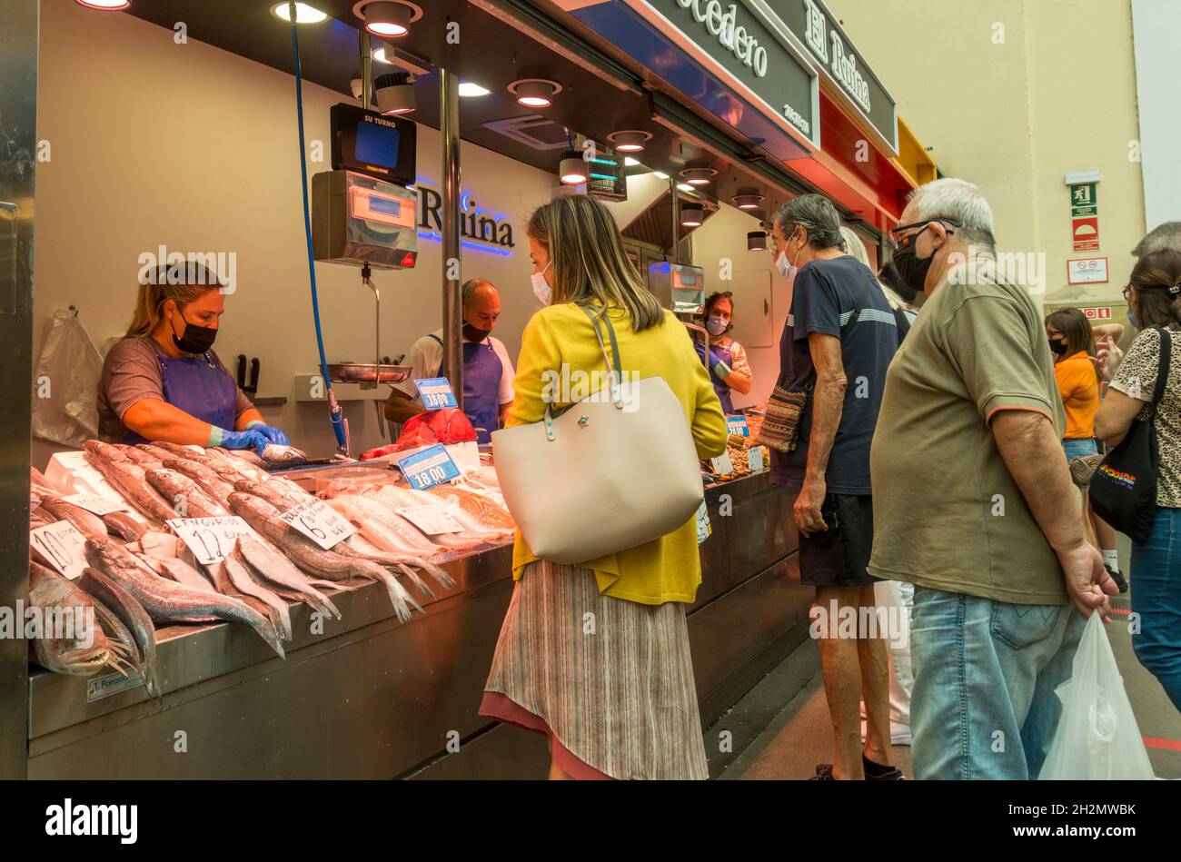 Pescherie ad Atarazanas, bancarelle del mercato coperto che vendono frutti di mare a Malaga, Andalusia, Spagna. Foto Stock