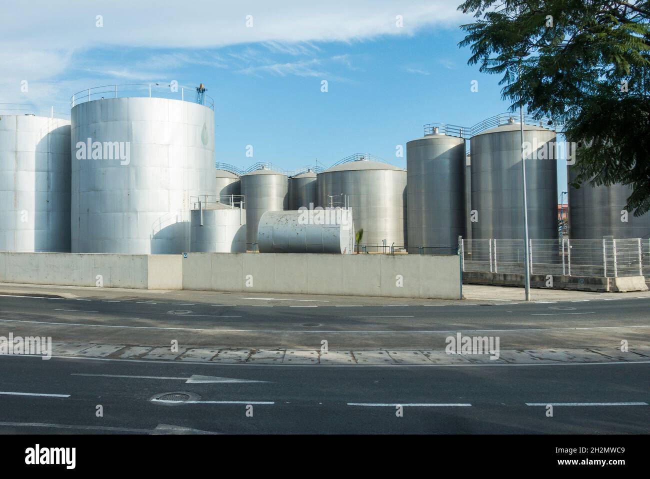 Serbatoi di stoccaggio di sostanze chimiche all'ingresso del porto di Malaga, Andalusia, Spagna. Foto Stock