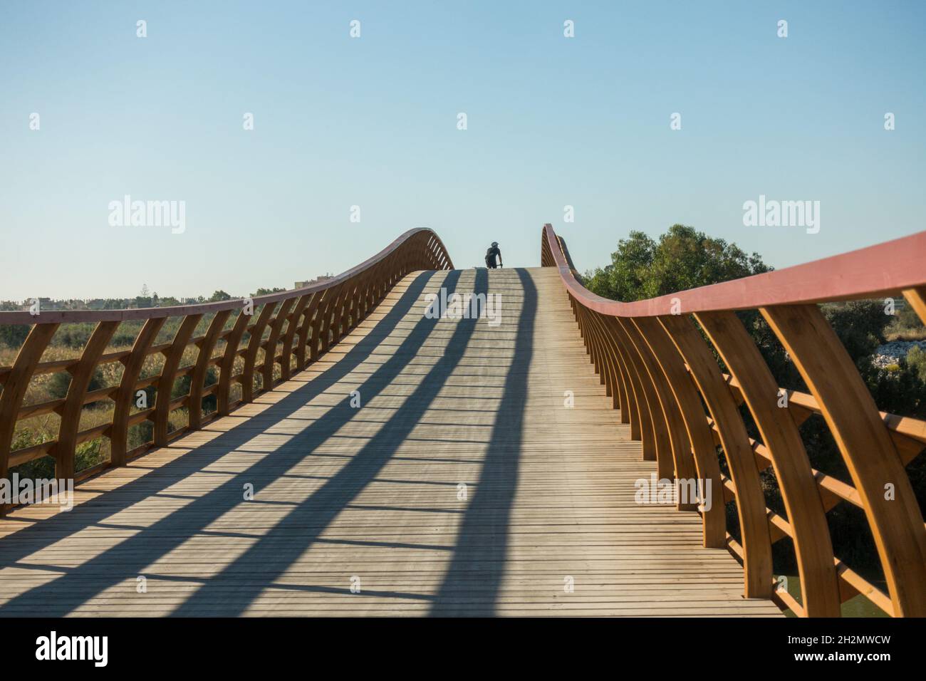 Passerella in legno, passerella ponte, alla riserva naturale di Guadalhorce, che collega le spiagge della Costa del Sol, Malaga, Andalusia, Spagna. Foto Stock