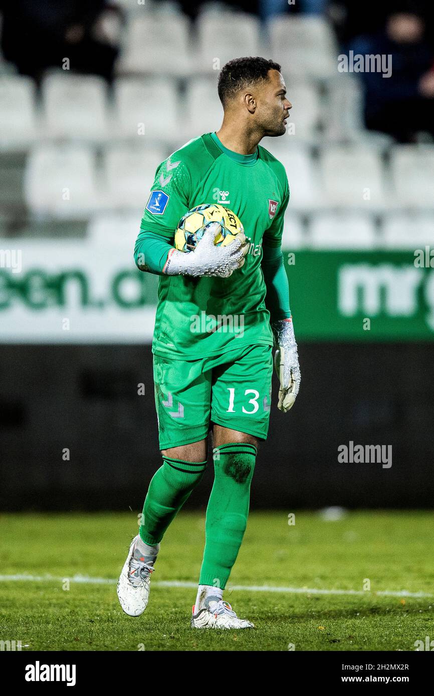 Vejle, Danimarca. 22 ottobre 2021. Il portiere Sten Grytebusto (12) di Vejle Boldklub visto durante la 3F Superliga partita tra Vejle Boldklub e FC Nordsjaelland a Vejle Stadion a Vejle. (Photo Credit: Gonzales Photo/Alamy Live News Foto Stock
