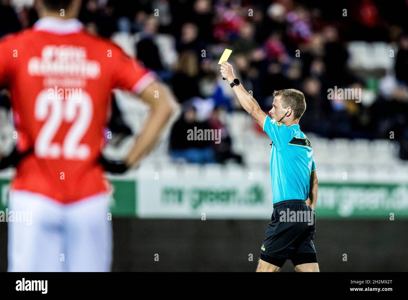 Vejle, Danimarca. 22 ottobre 2021. L'arbitro Jonas Hansen ha visto durante la 3F Superliga match tra Vejle Boldklub e FC Nordsjaelland al Vejle Stadion di Vejle. (Photo Credit: Gonzales Photo/Alamy Live News Foto Stock