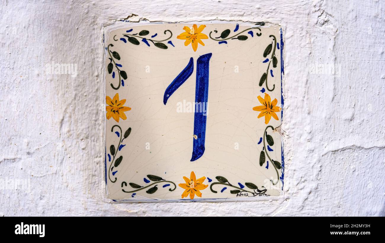 tabella dei numeri di casa in ceramica. numero: 1. su sfondo bianco Foto  stock - Alamy