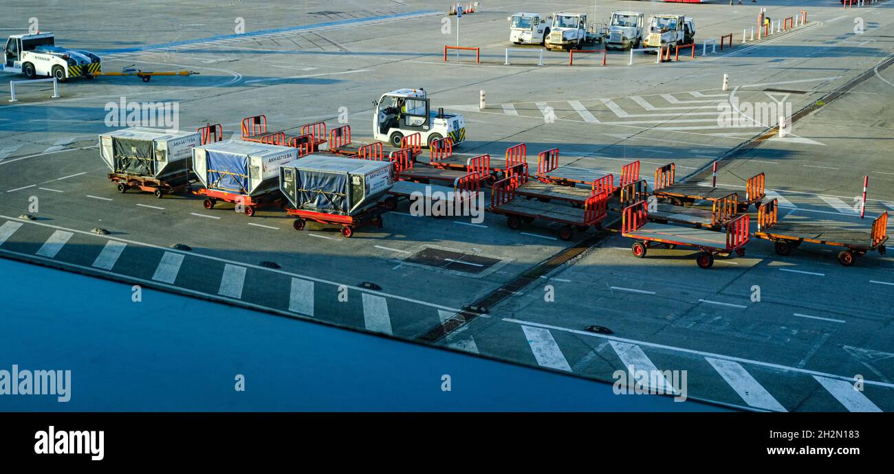Carrelli per valigie, trasporto e aereo. Dall'aeroporto di Mahón, Minorca. Foto Stock