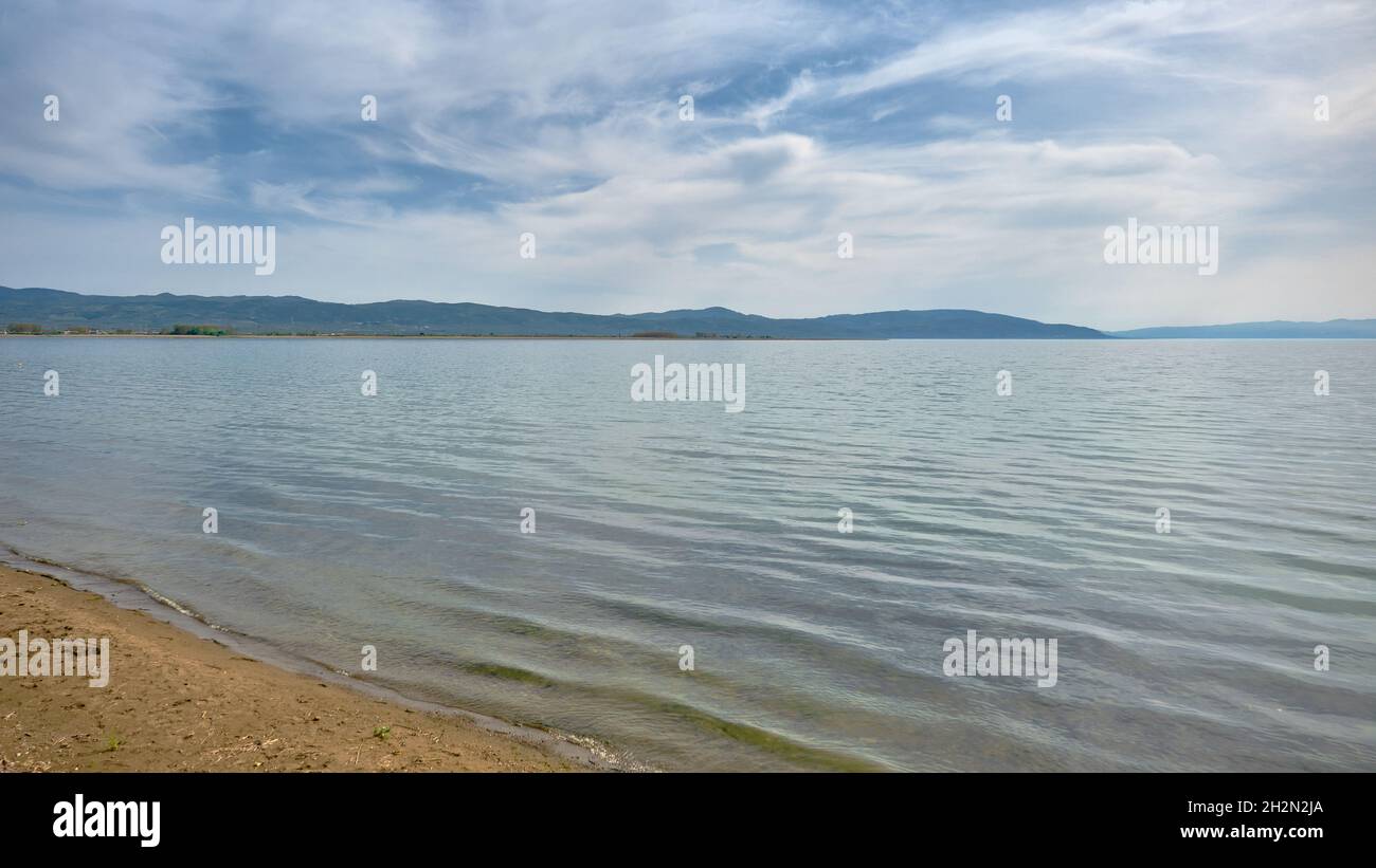 Magnifica vista sulla natura a Mudanya Bursa. Spiaggia di mare di marmara, piccola collina e paesaggio nuvoloso sul cielo. Foto Stock