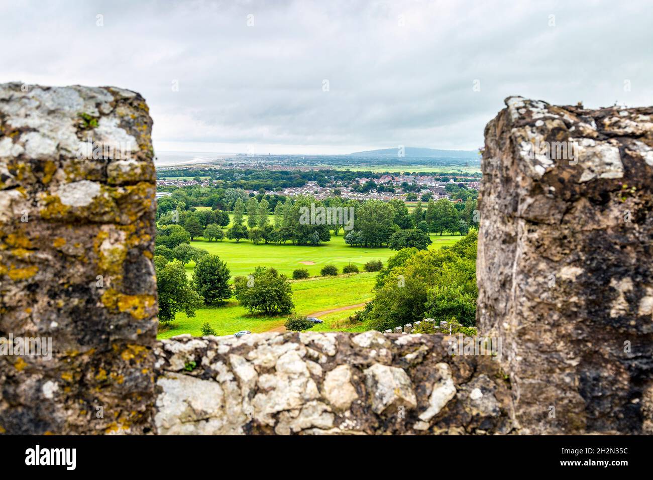 Paesaggio visibile anche se la battaglia del castello di Gwrych costruito nel 19 ° secolo, Abergele, Galles, Regno Unito Foto Stock