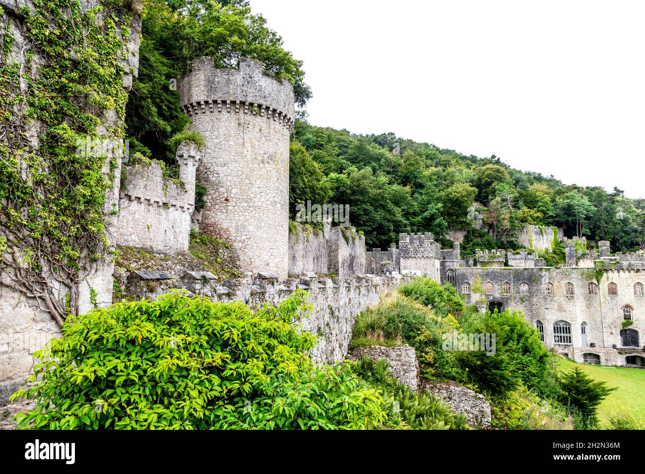 Rovine di stile medievale Gwrych Castello costruito nel 19 ° secolo, Abergele, Galles, Regno Unito Foto Stock