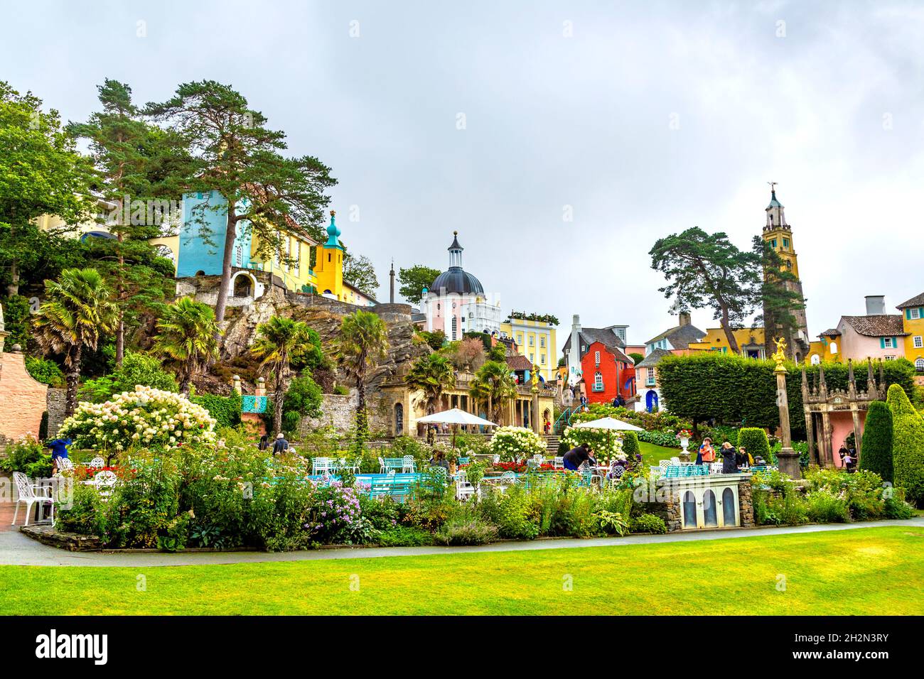 Edifici colorati a Portmeirion città in stile mediterraneo, Snowdonia National Park, Galles, Regno Unito Foto Stock