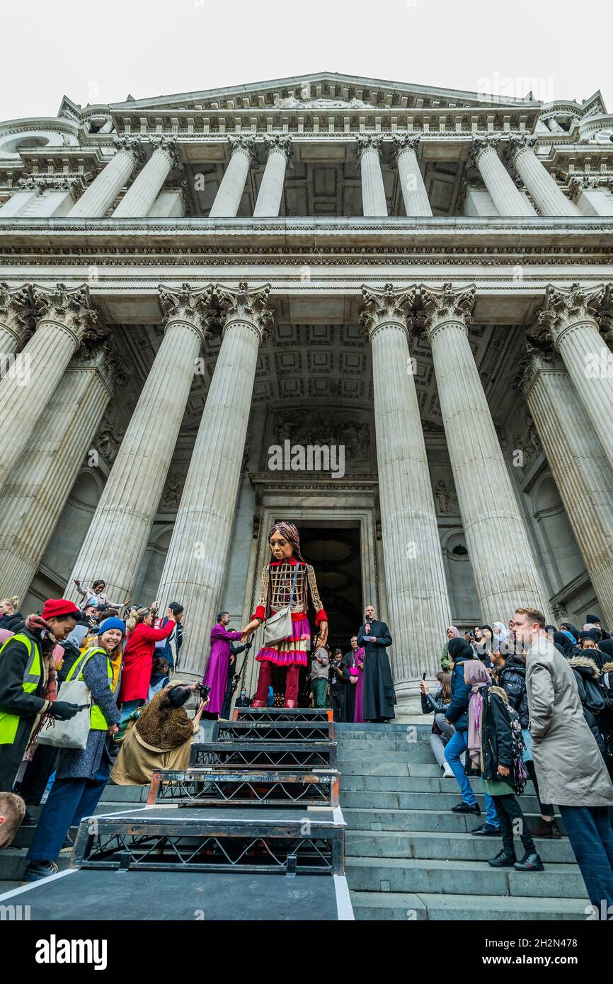 Londra, Regno Unito. 23 Ott 2021. Una grande folla di bambini e adulti accoglie Amal alla Cattedrale di San Paolo - Little Amal, un marionetta alto 3.5 metri di una giovane rifugiata, è in viaggio attraverso la Turchia e attraverso l'Europa per trovare sua madre. La passeggiata è un festival itinerante di arte e speranza a sostegno dei rifugiati, con direzione artistica da Amir Nizar Zuabi e il burattino è stato creato dalla Handspring Puppet Company. In rappresentanza di tutti i bambini sfollati, molti separati dalle loro famiglie, Little Amal viaggia per oltre 8.000 km, incarnando il messaggio urgente “non dimenticare di noi”. Credito: Guy Bell/Alamy li Foto Stock