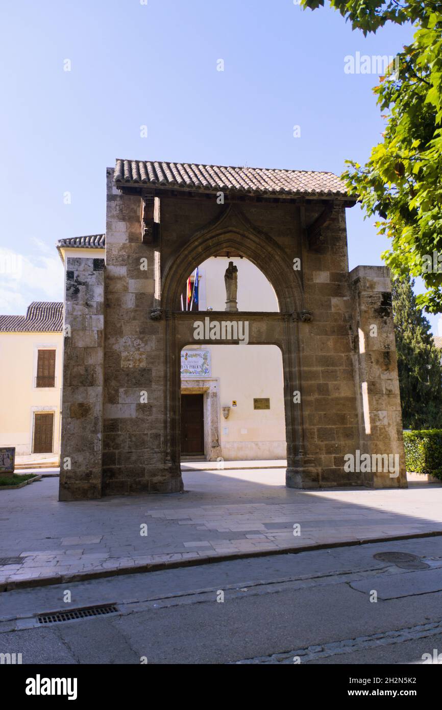 Immagine del portale gotico del vecchio ospedale Folls de Santa María dels Pobres Innocents di Valencia, dove si trova la Biblioteca pubblica di Valencia Foto Stock