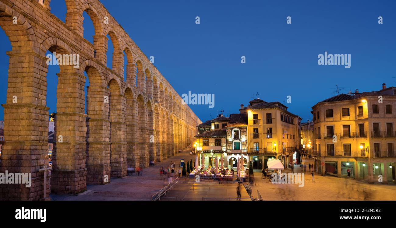 Acquedotto romano e vecchie case di notte. Segovia, Spagna Foto Stock