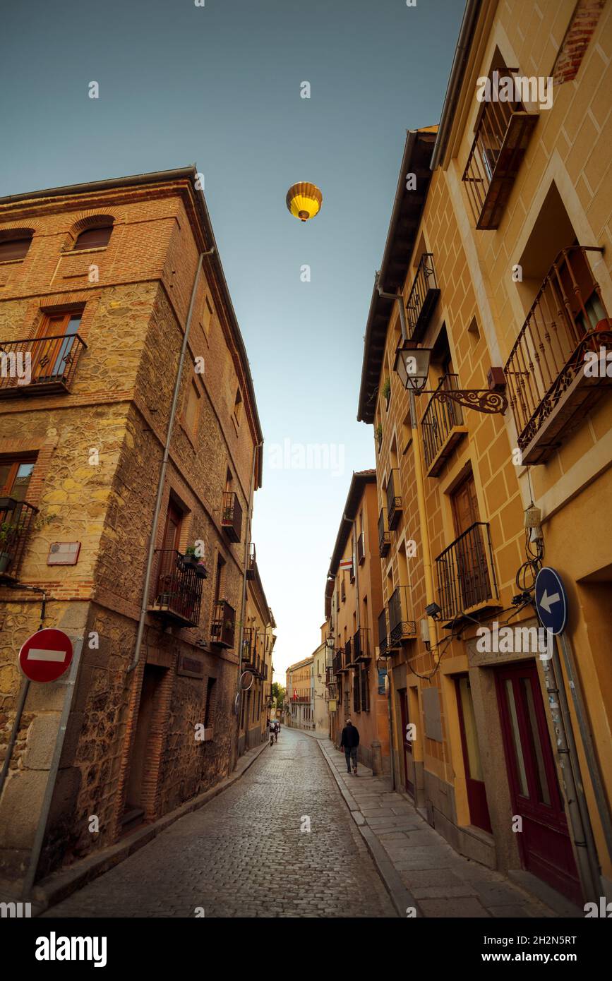 Strada stretta nel centro storico di Segovia, volando mongolfiera Foto Stock