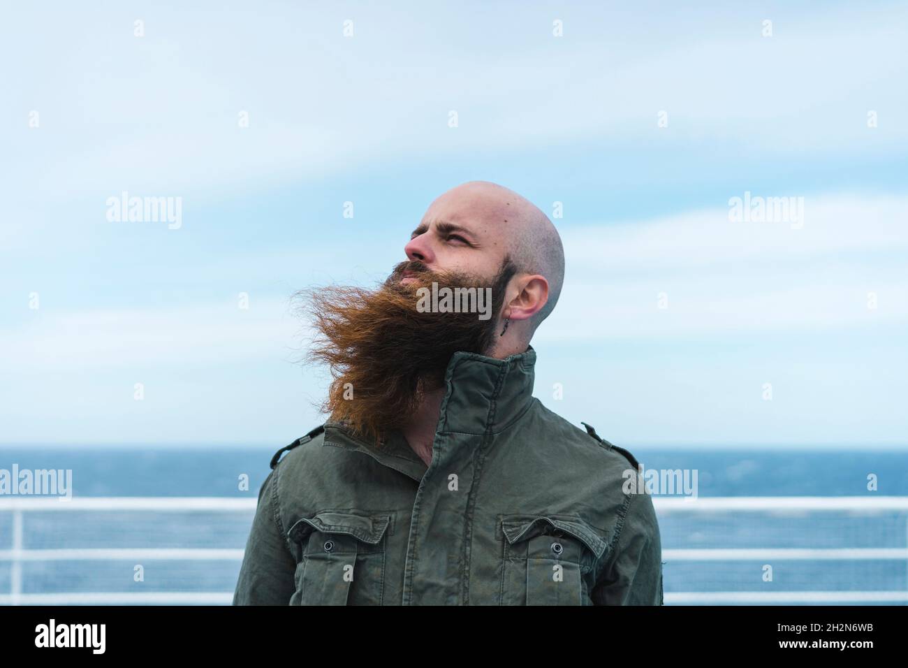 Giovane barbuto in spiaggia Foto Stock