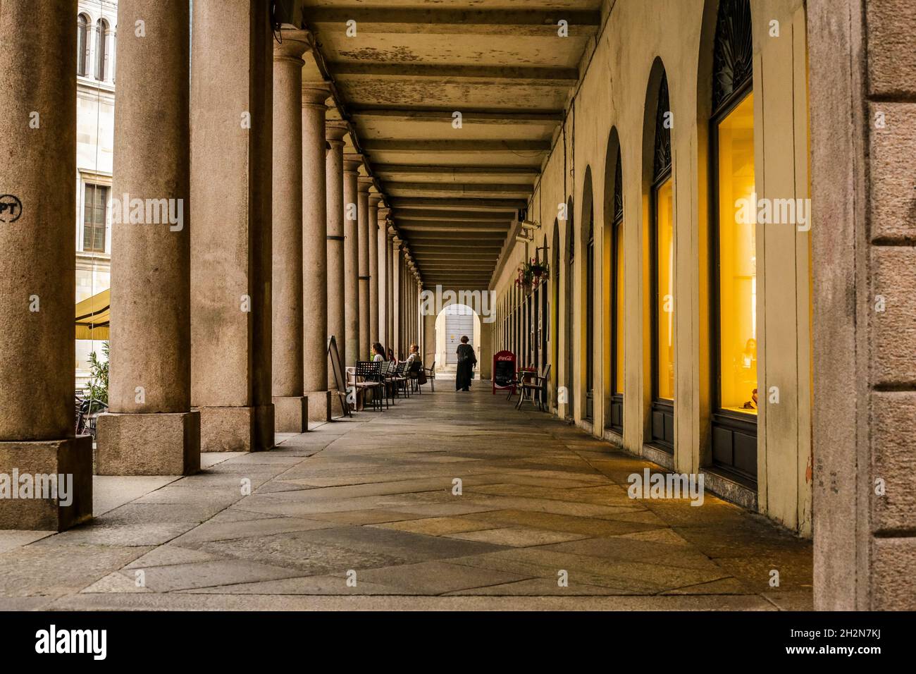Como, Italia - 14 giugno 2017: Vista di una donna a piedi attraverso il Corridoio aperto nel centro di Como Foto Stock