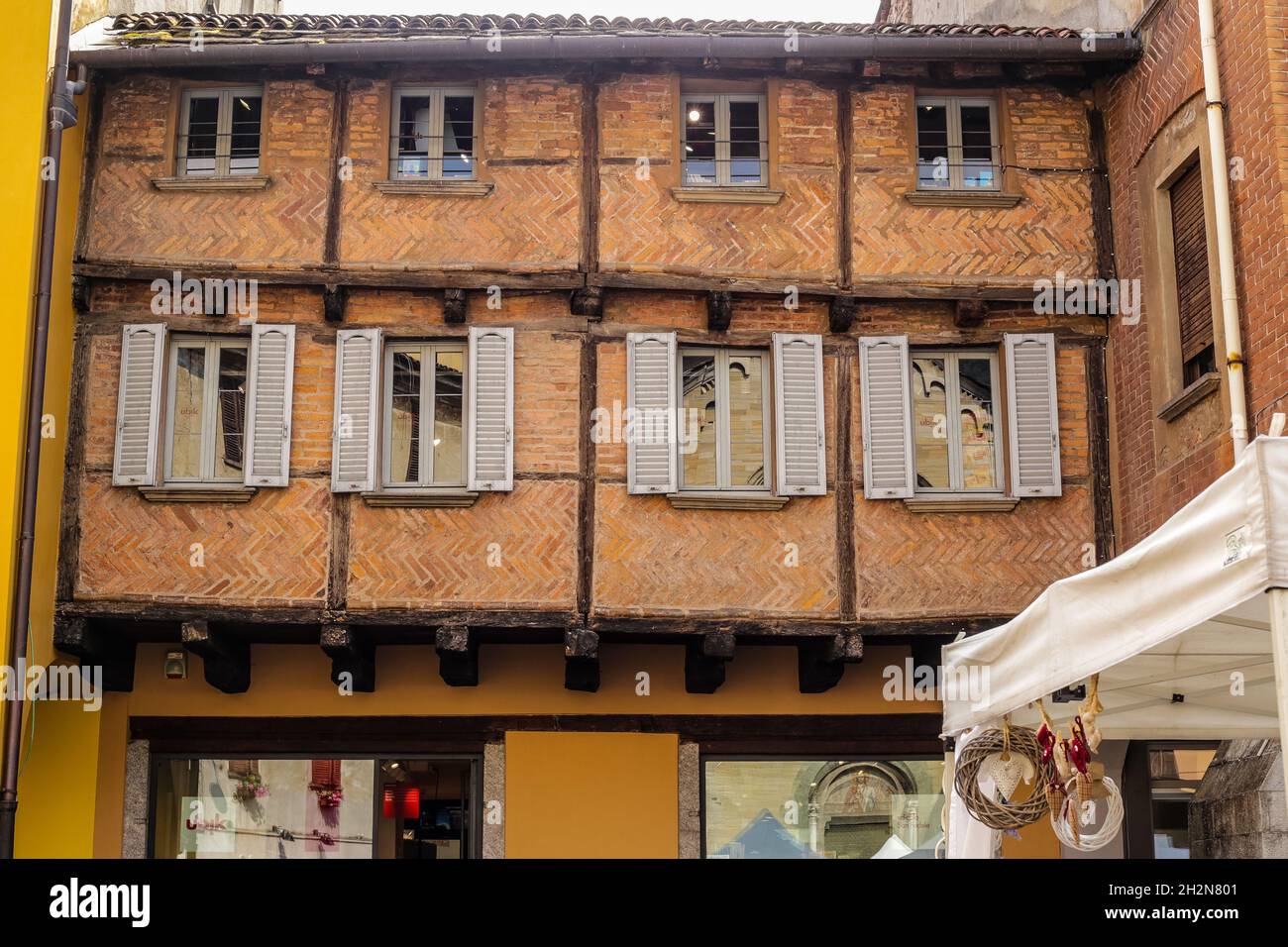 Como, Italia - 15 giugno 2017: Vista di un antico edificio residenziale tradizionale nel centro di Como Foto Stock