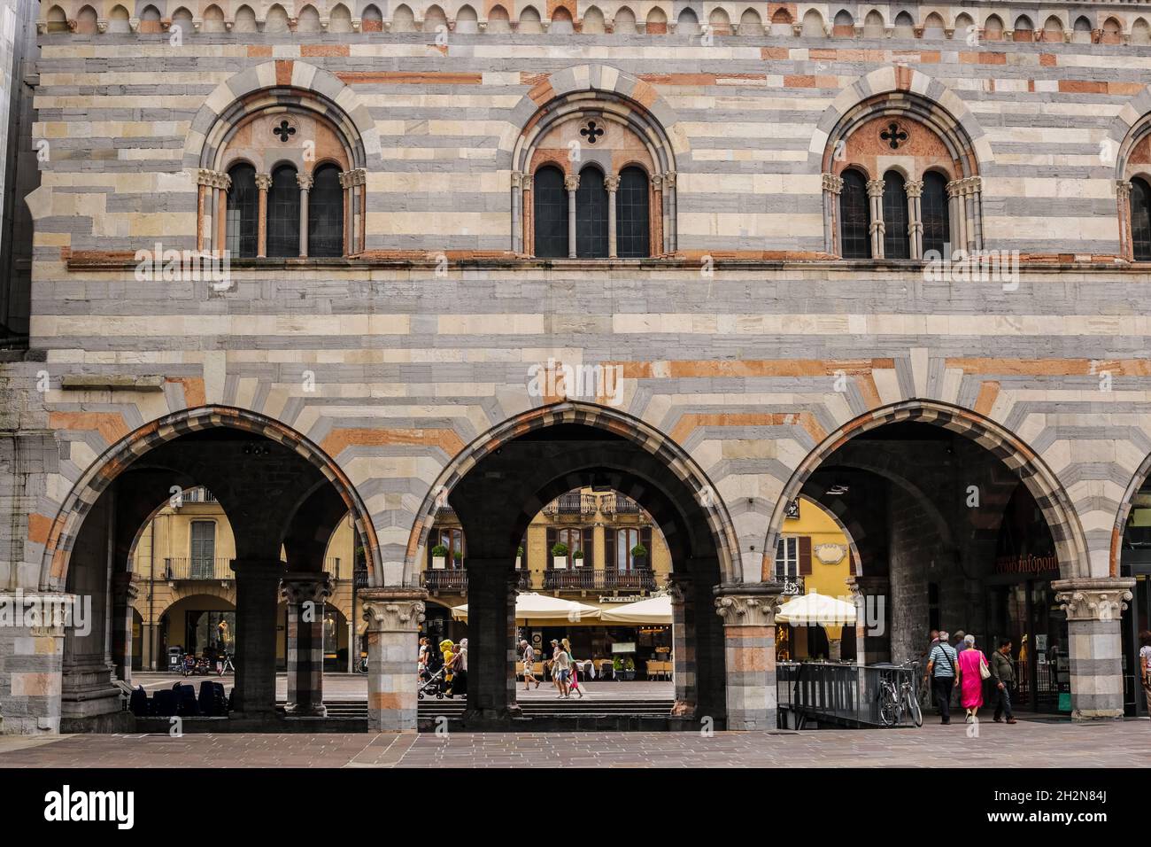 Como, Italia - 15 giugno 2017: Vista dei turisti in visita alla Cattedrale di Como nel centro della città Foto Stock