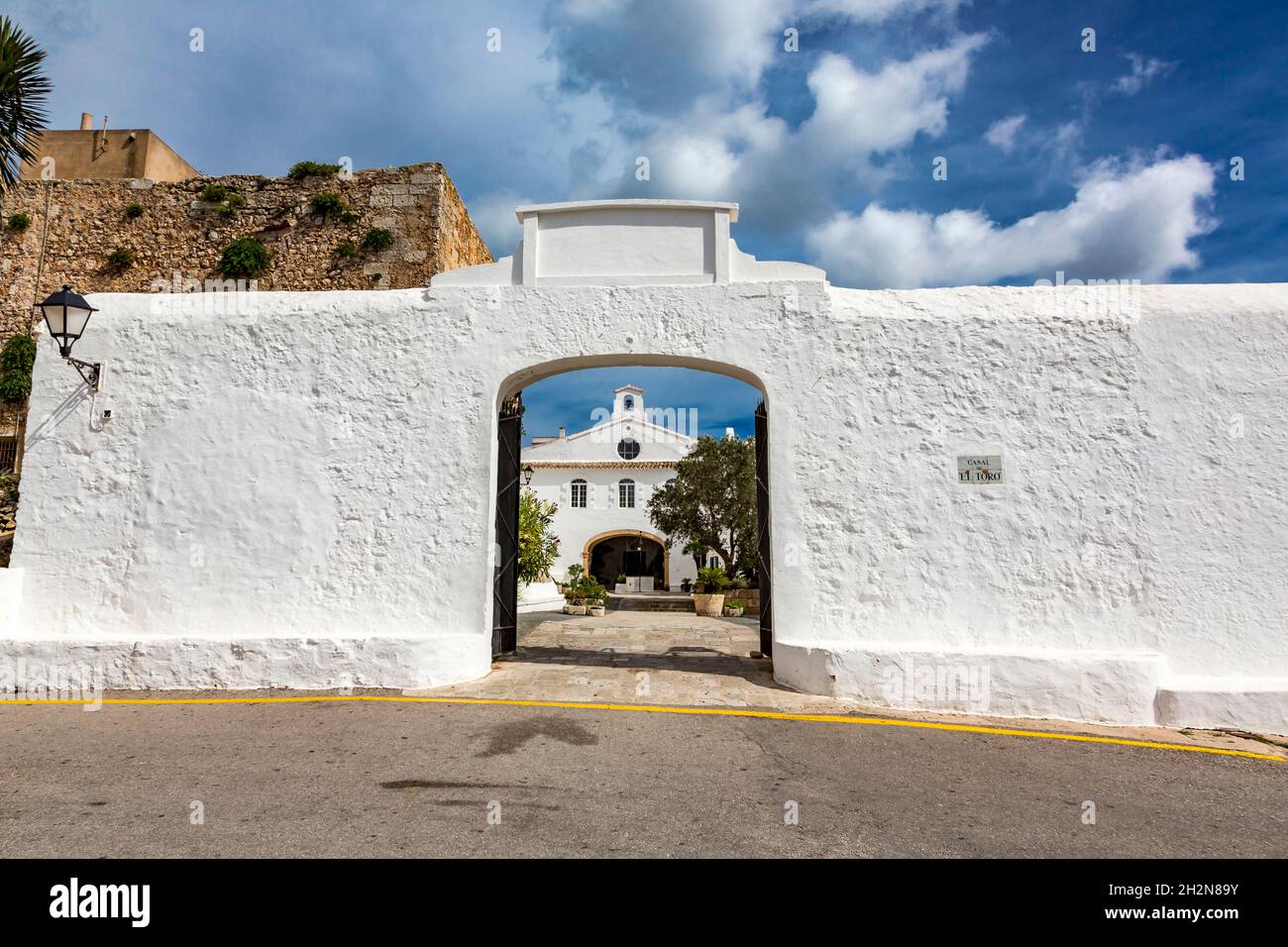 Spagna, Isole Baleari, Minorca, es Mercadal, ingresso del Santuario di Virgen del Toro Foto Stock