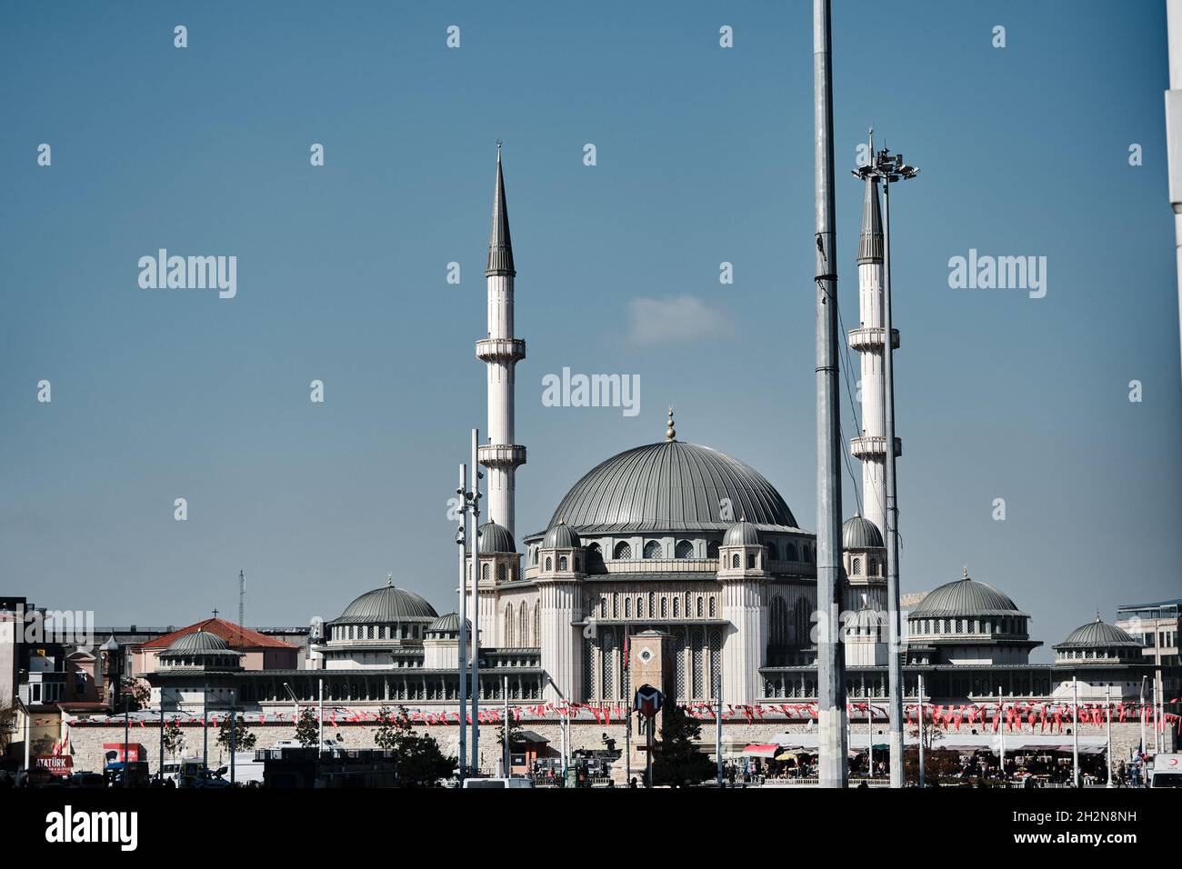 Moschea di Taksim e monumento della repubblica nel centro di istanbul presto al mattino con molte bandiere turche. Foto Stock