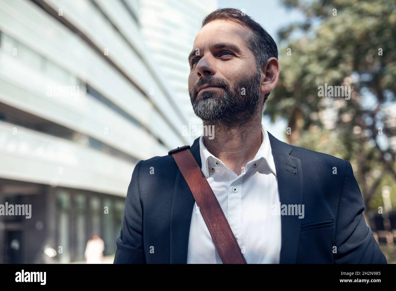 Uomo d'affari con borsetta a tracolla Foto Stock