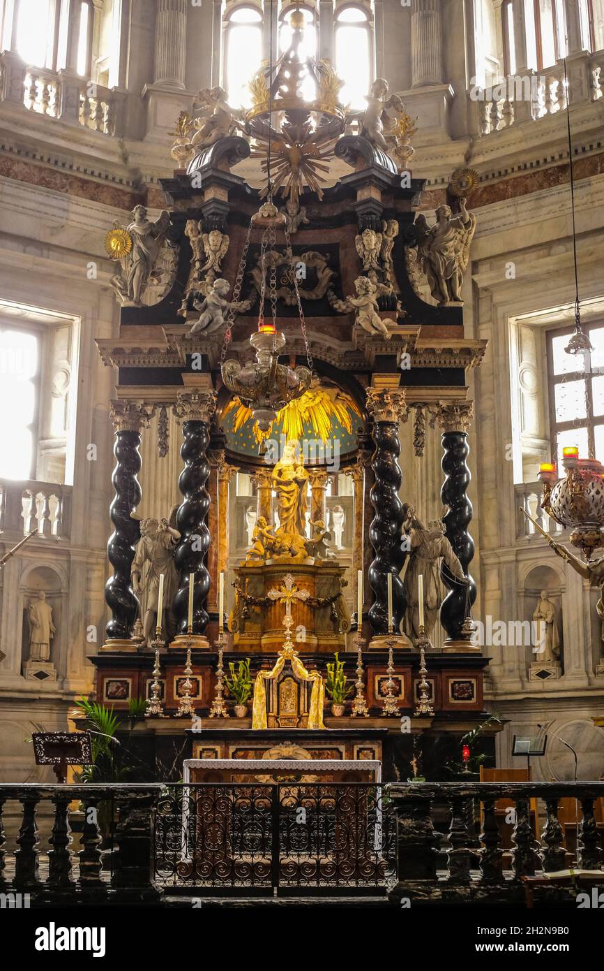 Como, Italia - 15 giugno 2017: Vista di un altare all'interno della Cattedrale di Como nel centro della città Foto Stock