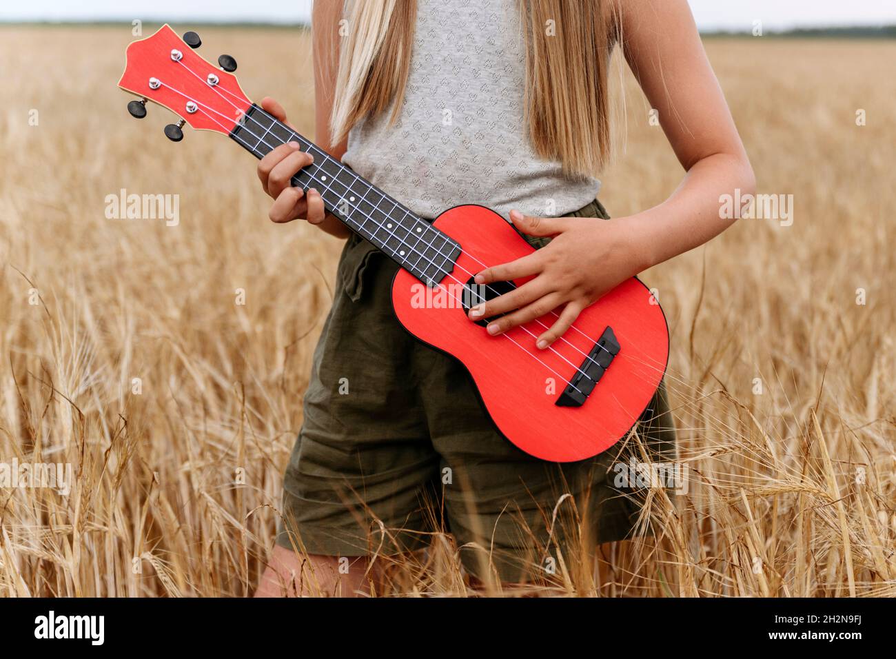Coppia senior rilassante su campo di grano Foto Stock