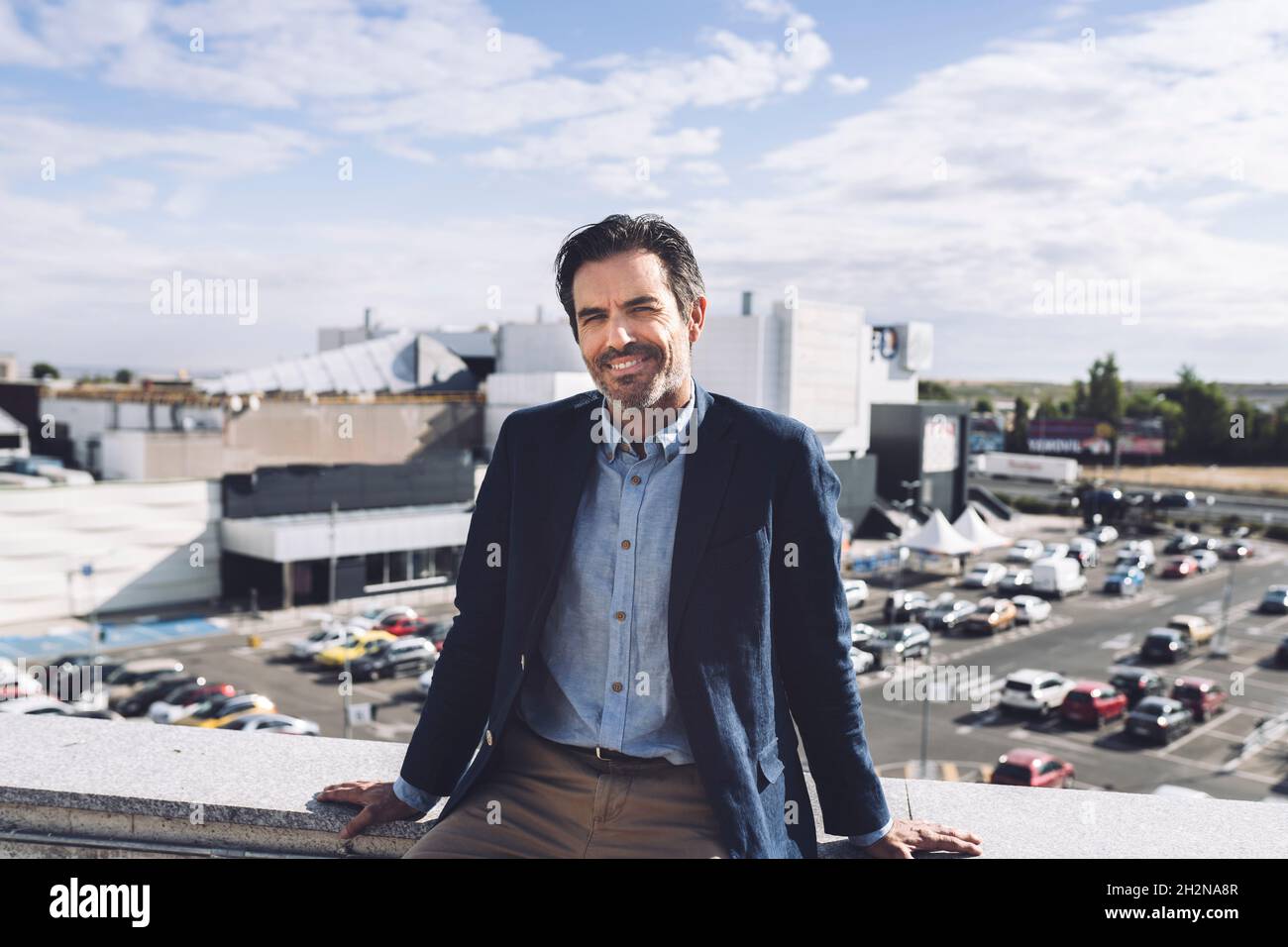 Condizionatori d'aria sulla terrazza dell'edificio Foto Stock