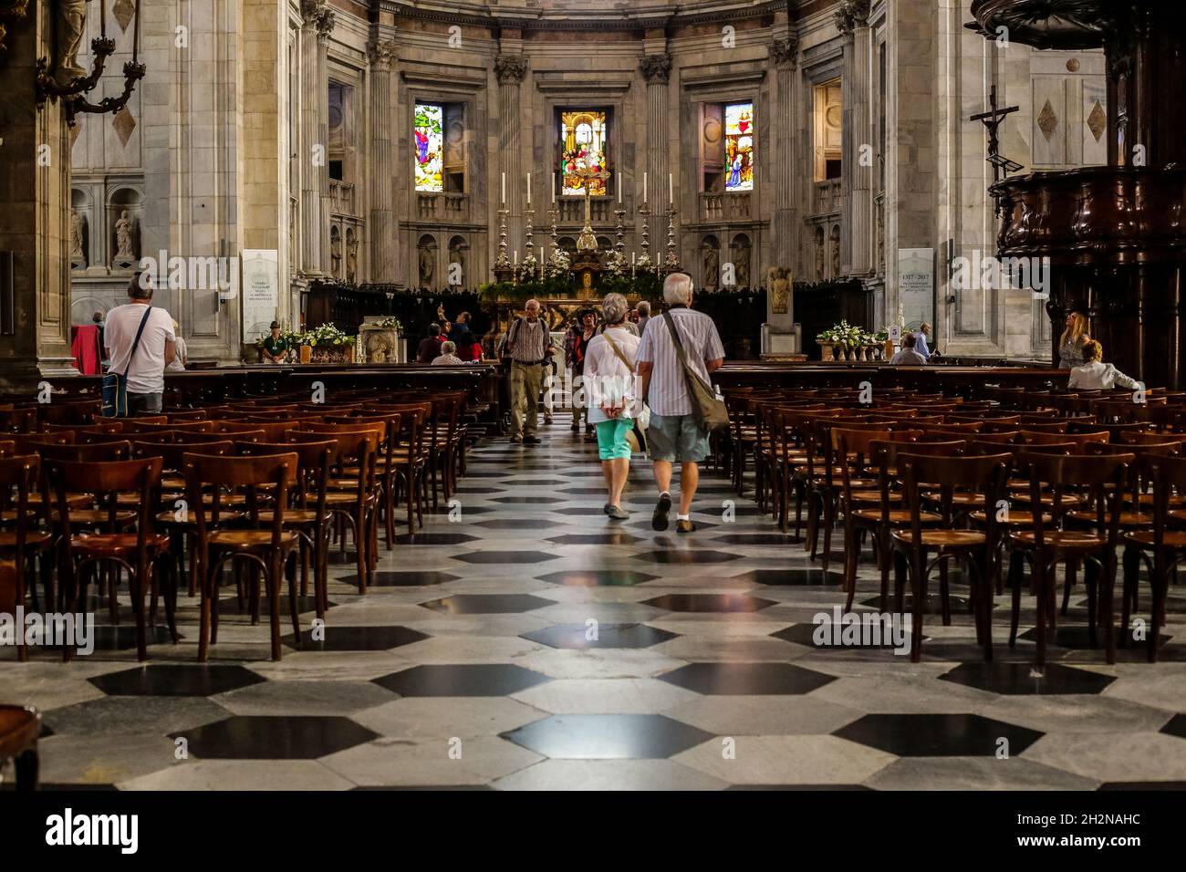 Como, Italia - 15 giugno 2017: Vista delle persone che visitano la Cattedrale di Como nel centro della città Foto Stock