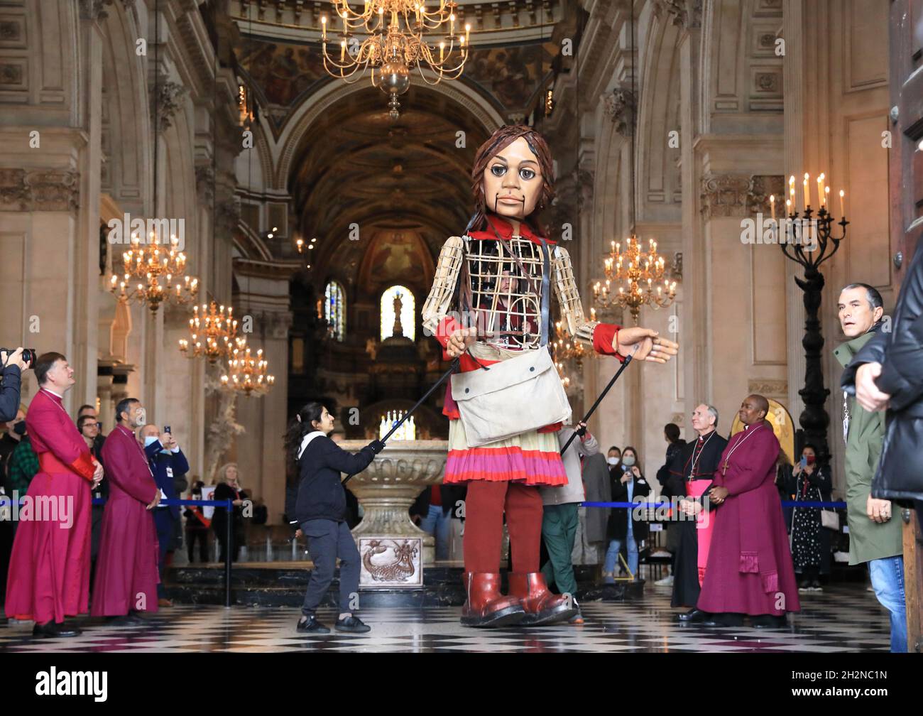 Londra, Regno Unito, 23 ottobre 2021. Little Amal, un gigante marionetta di un giovane rifugiato siriano, ha visitato la Cattedrale di San Paolo per salutare Faith Leaders.She si è recata dalla Turchia per evidenziare la situazione dei giovani rifugiati in tutto il mondo e incoraggiare il nostro aiuto.Monica Wells/Alamy Live News Foto Stock