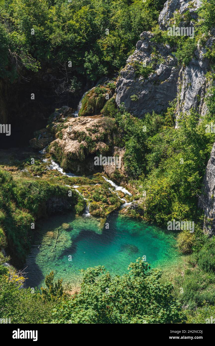 Vista panoramica della cascata e del piccolo lago nel Parco Nazionale dei Laghi di Plitvice Foto Stock