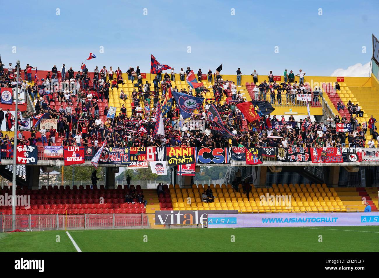 Benevento, Italia. 23 ottobre 2021. Cosenza Calcio Supporters durante Benevento Calcio vs Cosenza Calcio, Campionato Italiano di Calcio BKT a Benevento, Italia, Ottobre 23 2021 Credit: Agenzia indipendente di Foto/Alamy Live News Foto Stock