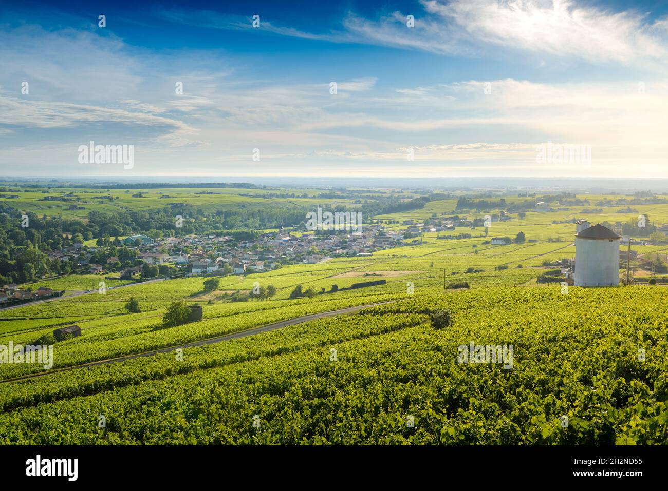 Le village de Cercié au Lever du jour, Beaujolais, Francia Foto Stock